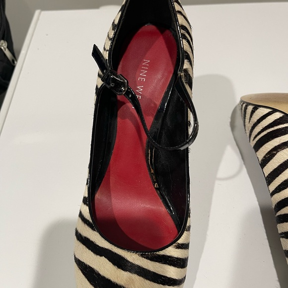 Lovely peep toed Nine West zebra heels - Picture 4 of 7
